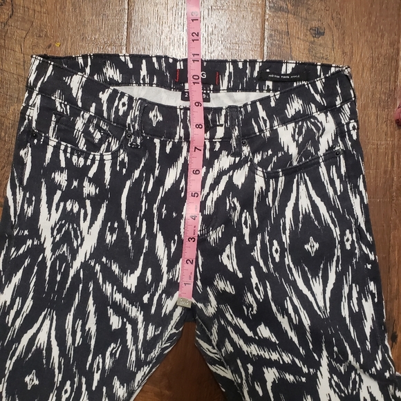 BDG Urban Outfitters Twig Mid-Rise Ikat Print Black and White Jeans Size 28 - Picture 8 of 10